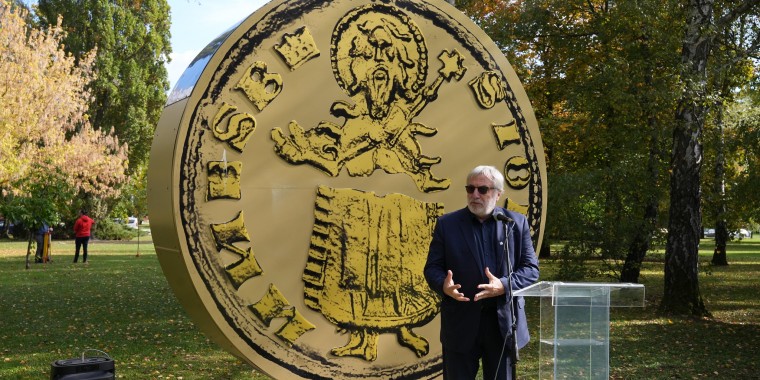 A 35 éves Gazdaságtudományi Kar tiszteletére felavattuk az Aranyforintot